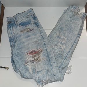 Light Wash Patched Ripped American Eagle 90’s Boyfriend Jeans